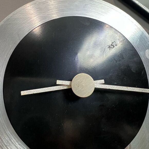 Cool looking table clock - Picture 4 of 8